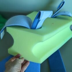 Polyurethane leg position foam with straps